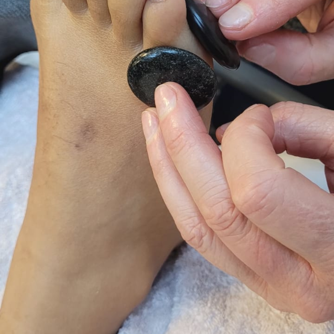 8. 5 x Hot or Cold Stone Reflexology Treatments ✨Save £10 ✨